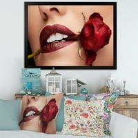 DesignArt 'Djevojka s crvenim ružem koji drži ružu u ustima' Moderni uokvireni umjetnički tisak