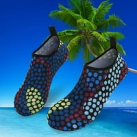 Muškarci i žene klizanje na bosonogim brzo suhim plaži aqua joga vodene cipele