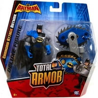Hrabra i odvažna Batmanova figura u punom oklopu koja napada motornom pilom